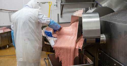 Processing minced meat in food factory | © stock.adobe.com - Zsolt Biczó