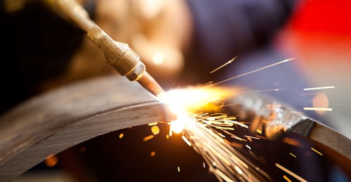 metal cutting with acetylene torch | © stock.adobe.com - Bogdan Vasilescu