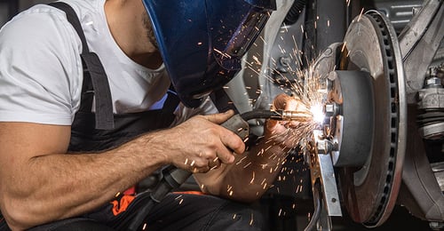 Auto welder works with welding machine | © stock.adobe.com - Fostic