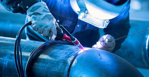 Worker welding metal piping using tig welder | © stock.adobe.com - arhendrix